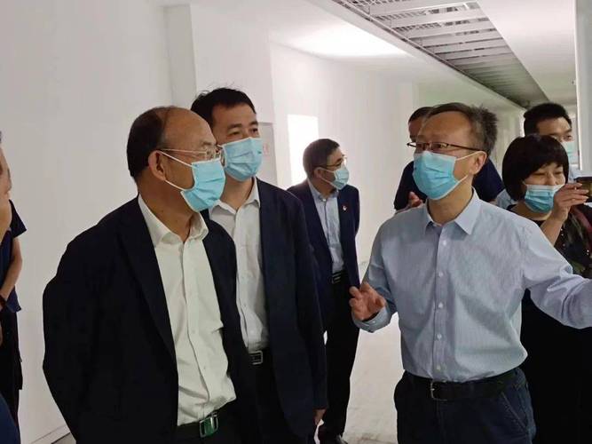 调研组的同志考察了中国飞鹤(哈尔滨)的乳制品工厂,研发中心